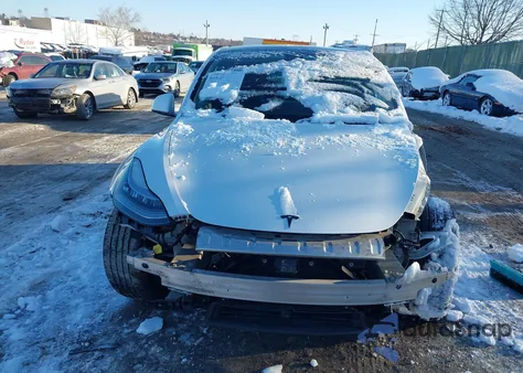 2021 Tesla Model Y Long Range Dual Motor All-Wheel Drive z USA, uszkodzony, nr VIN 5YJYGAEE6MF180357